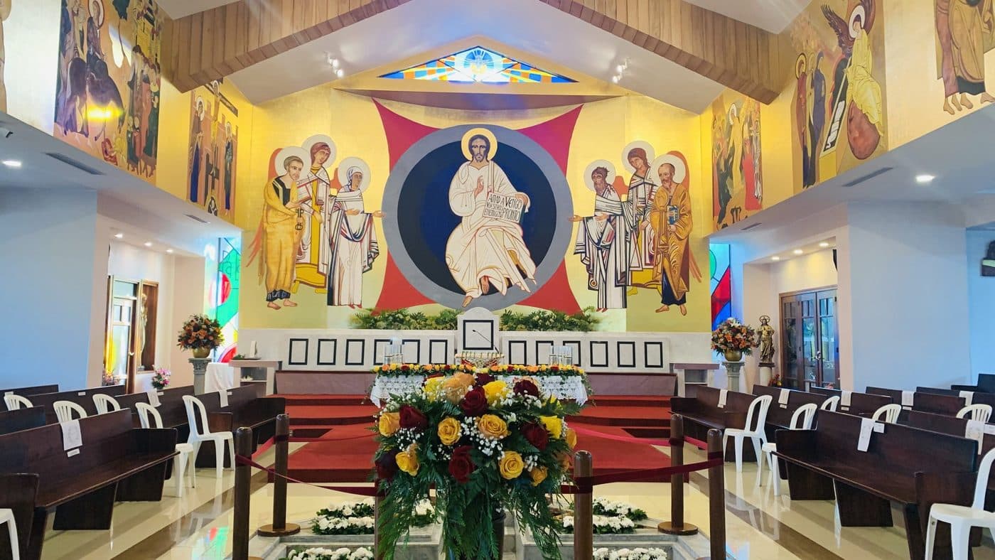 Presbiterio de la Parroquia Jesús Maestro