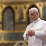 El papa León XIV en oración