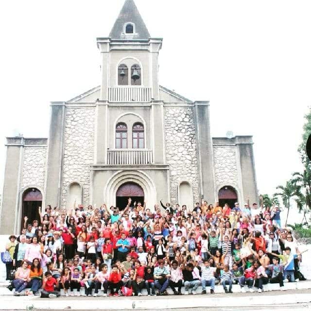 Niños y catequistas de la Pastoral de la Infancia frente al templo