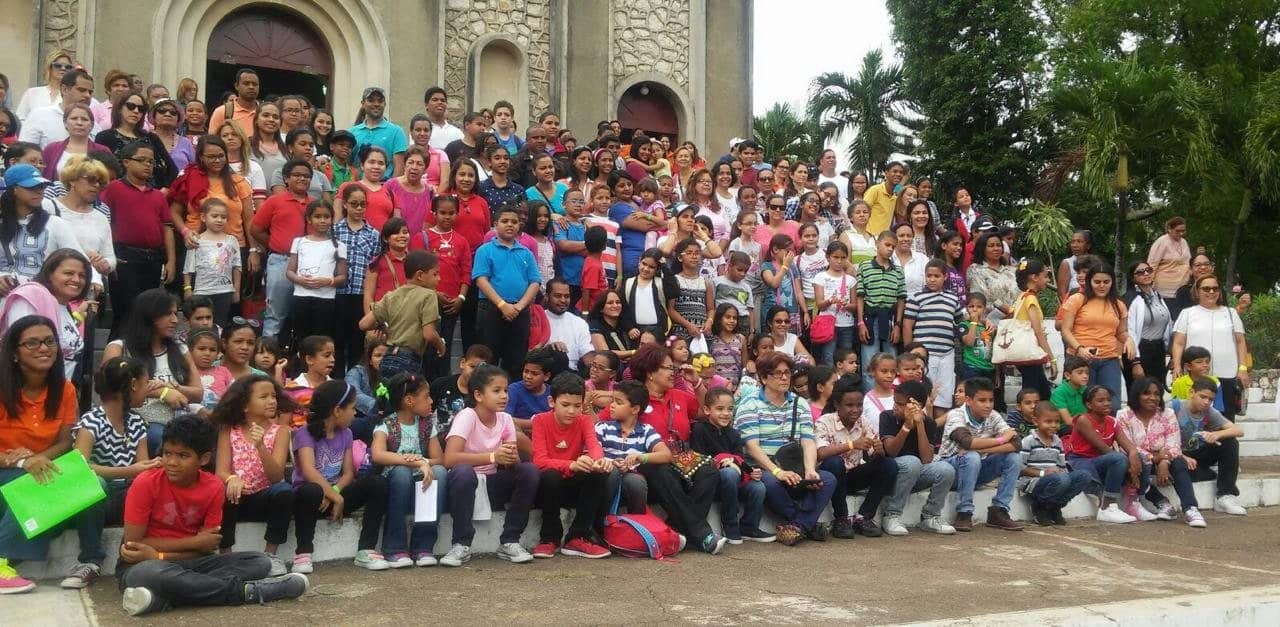Encuentro de la Pastoral de la Infancia en una escalinata