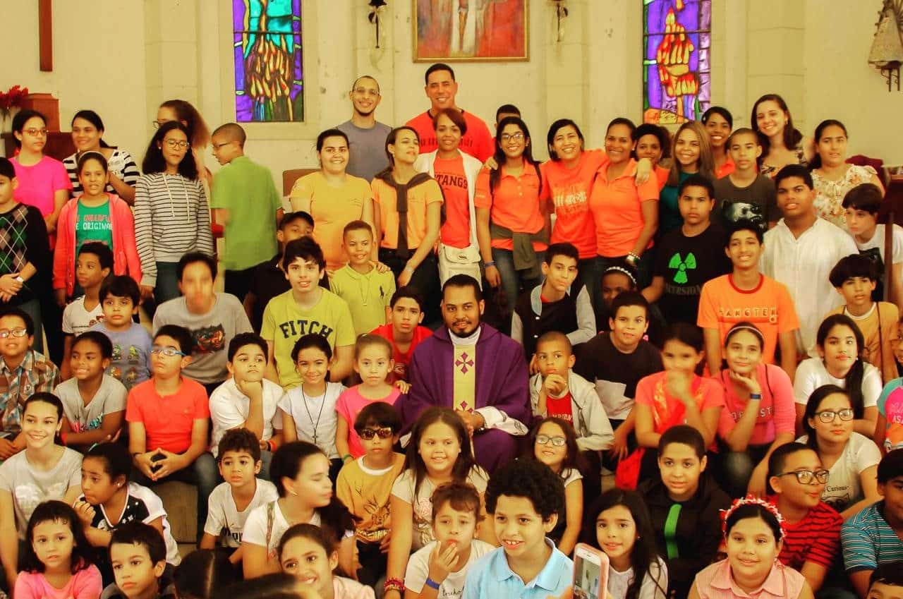 Comunidad infantil con un sacerdote en el templo
