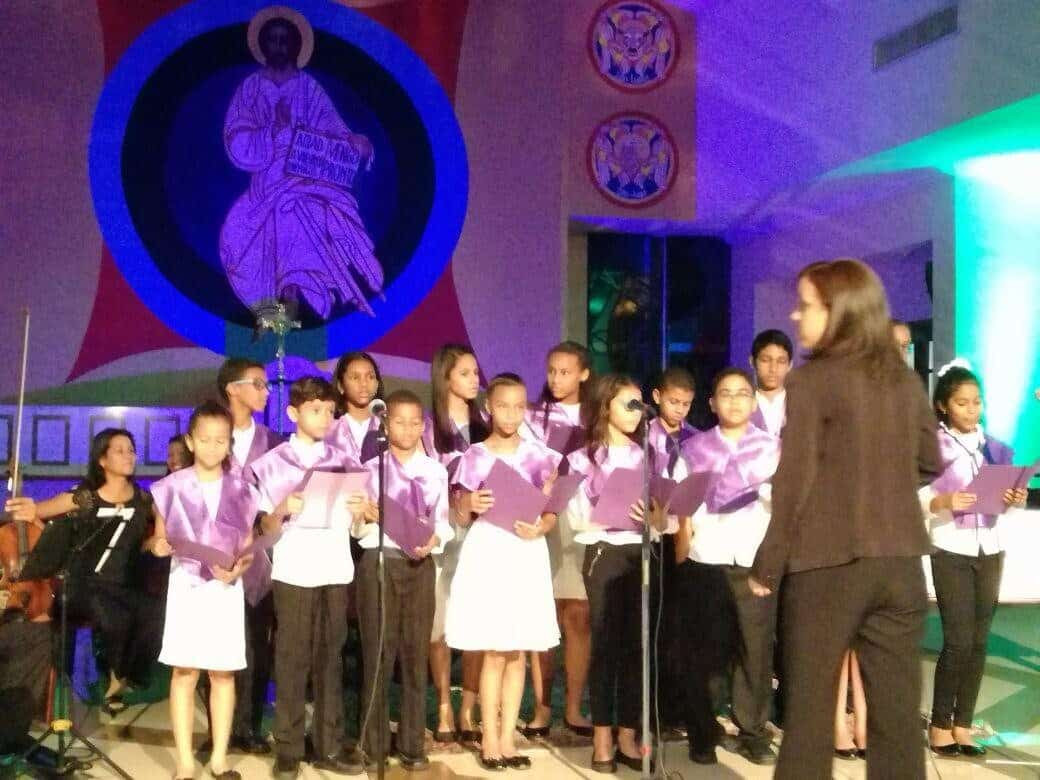 Coro infantil cantando en el templo