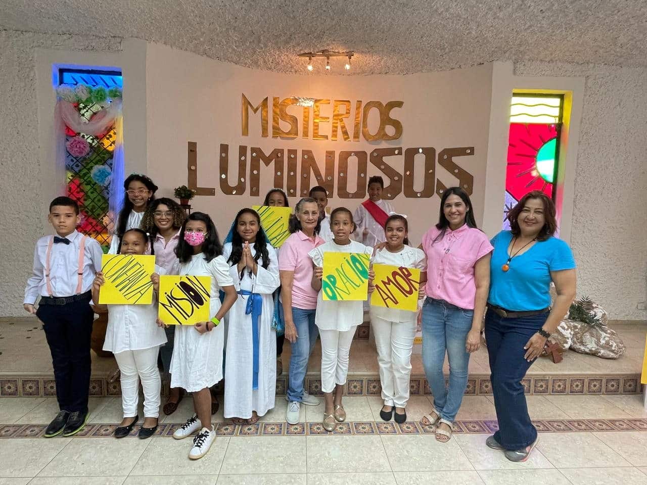 Niños y catequistas en la actividad Misterios Luminosos