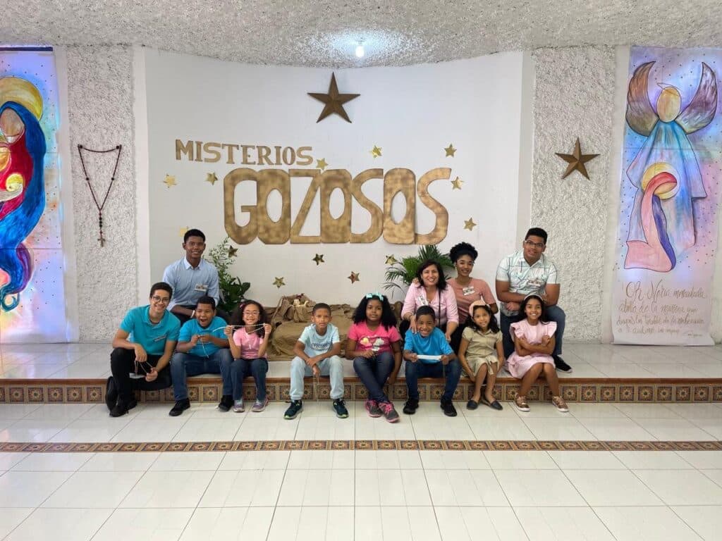 Niños y catequistas en la actividad Misterios Gozosos