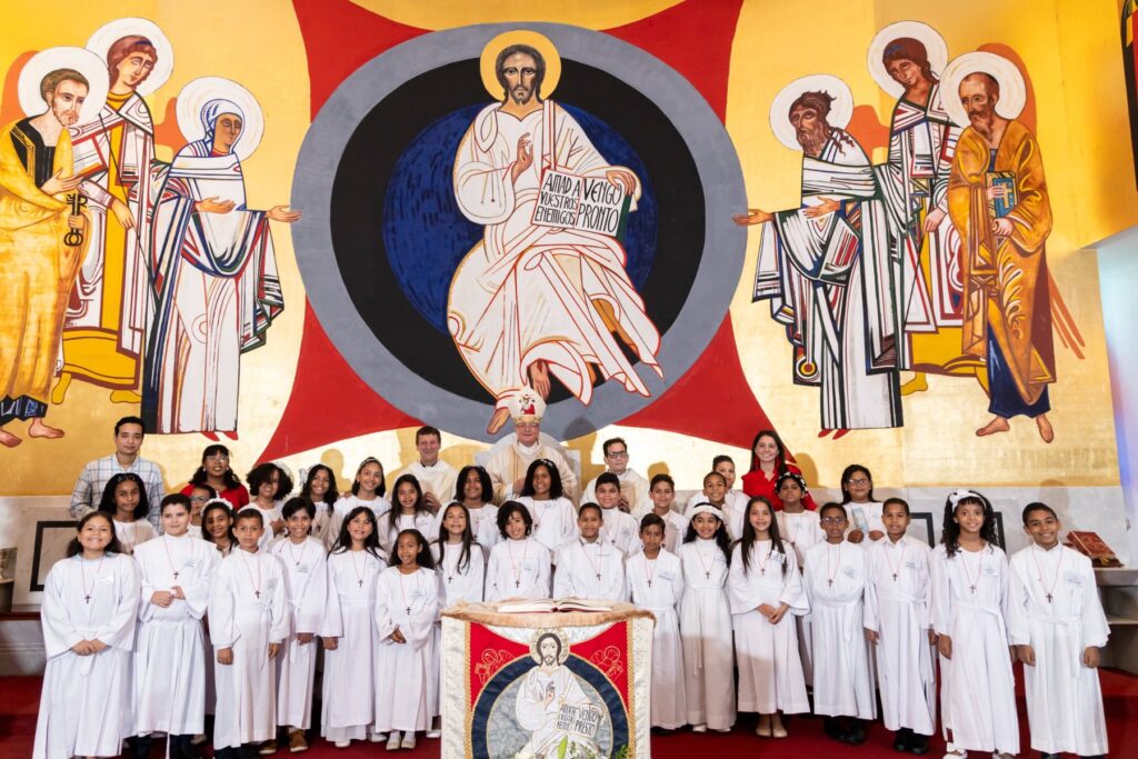 Niños de Primera Comunión con el arzobispo y los sacerdotes