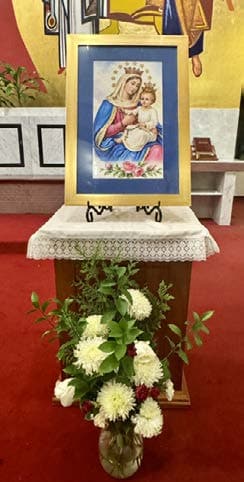 Imagen de Nuestra Señora del Rosario con flores
