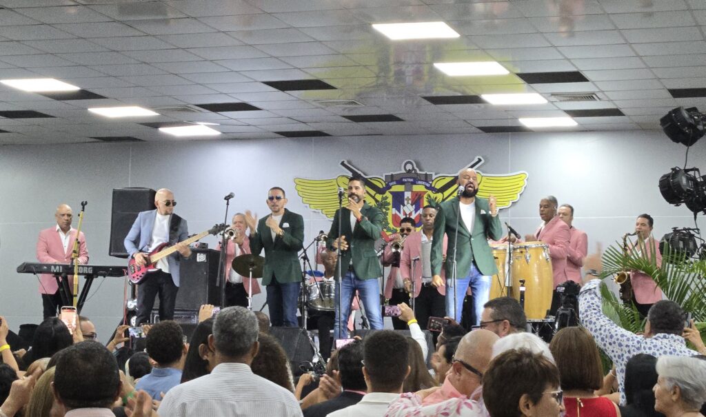 Orquesta y feligreses durante la Fiesta Parroquial 2026