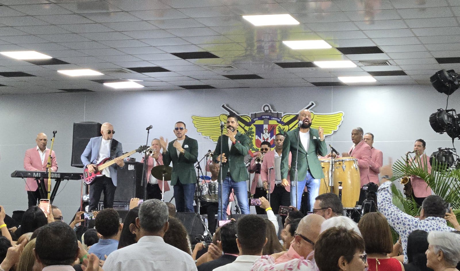 Orquesta y feligreses durante la Fiesta Parroquial 2026